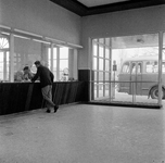 152479 Interieur van het N.S.-station Harderwijk te harderwijk: hal en loketten.